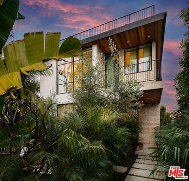 Set on one of Venice's most desirable, tree-lined streets is a - photo 45