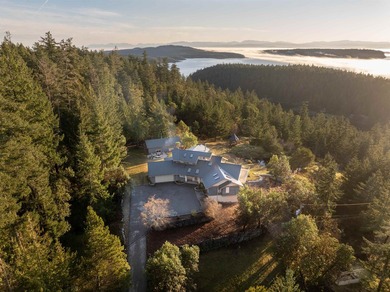 Sensational private parkland estate above Secret Cove in - photo 1
