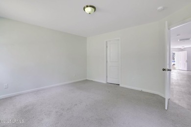 Welcome to your dream home! This elegant 3-bedroom, 2-bathroom - photo 12