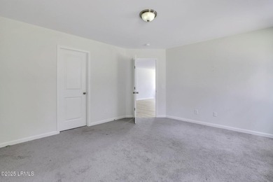 Welcome to your dream home! This elegant 3-bedroom, 2-bathroom - photo 13