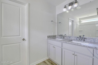 Welcome to your dream home! This elegant 3-bedroom, 2-bathroom - photo 15