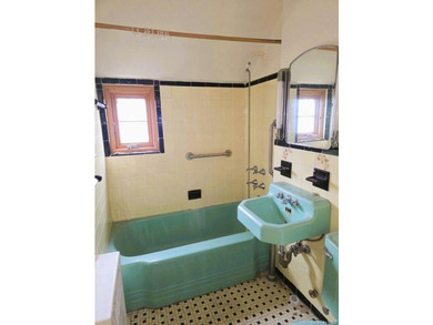 Throggs Neck - Two-Family Detached Brick Home Opportunity awaits - photo 15