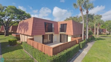 Lake Townhome/Townhouse For Sale in Boynton Beach, Florida