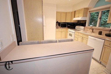 Rare Oakwood two-family detached. Incredible value, won't last! - photo 10
