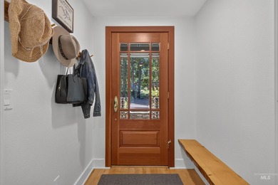 Timeless mountain lodge coupled with new mountain modern - photo 10