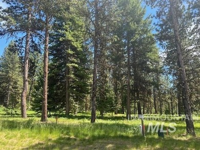 Nestled on the lovely wooded bench above the golf course and - photo 7