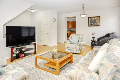 Light-filled and beautifully maintained, this move-in-ready - photo 4