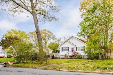 This in-line ranch has three bedrooms and one bathroom. The big - photo 1