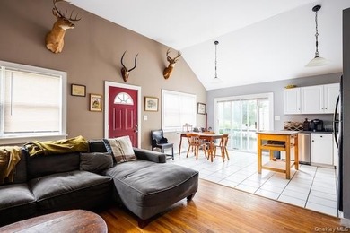 This in-line ranch has three bedrooms and one bathroom. The big - photo 4