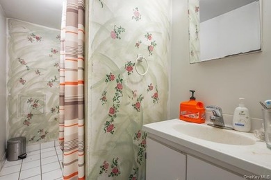 This in-line ranch has three bedrooms and one bathroom. The big - photo 10