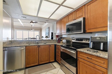 Gorgeous 3 bed/2 bath penthouse in the sought-after Sandcastle - photo 13