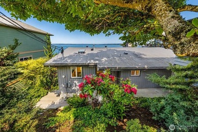 Perched on a quiet South Hill lane, this timeless Mid-Century - photo 1