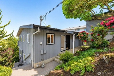 Perched on a quiet South Hill lane, this timeless Mid-Century - photo 2