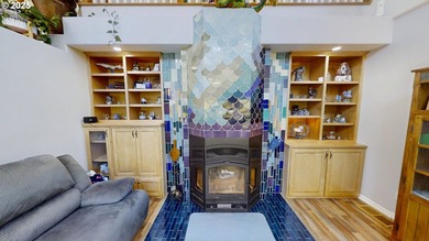 Magnificent custom home located right in town, thoughtfully - photo 5