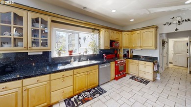 Magnificent custom home located right in town, thoughtfully - photo 9