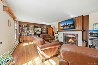 Location!! Location!! Large 5 bedroom Farm Ranch on private - photo 5