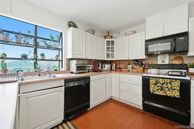 Location!! Location!! Large 5 bedroom Farm Ranch on private - photo 10