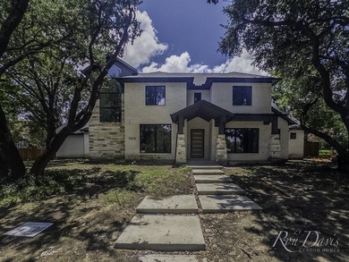 Ron Davis Custom Homes presents this stunning two-story Luxury - photo 6