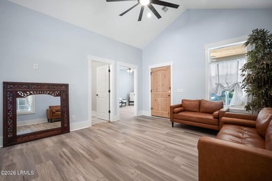 Welcome to this beautifully crafted 2-bedroom, 2-bath cottage - photo 8