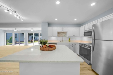 Welcome to easy coastal living in this beautifully updated - photo 3
