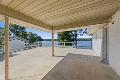 Just in time for summer, this beautifully updated waterfront - photo 18