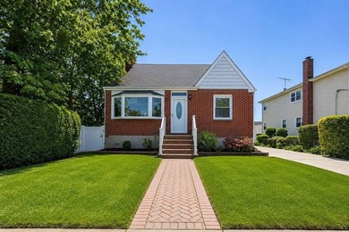 Welcome to this beautifully renovated and meticulously - photo 1