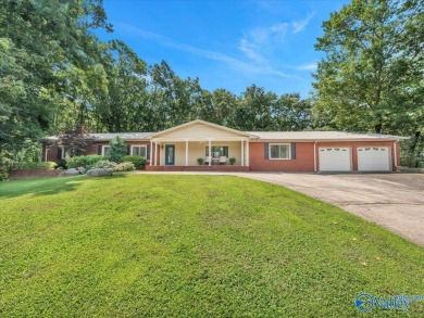 Lake Home For Sale in Guntersville, Alabama
