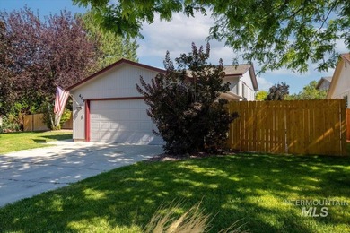 Location Location! This corner lot, brick home lives larger than - photo 2