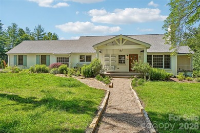 Tucked behind a storybook gravel path and cottage garden in one - photo 1