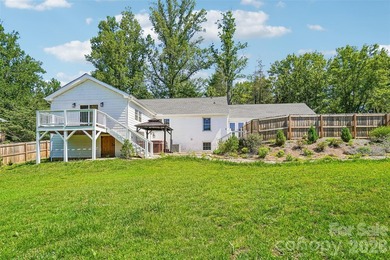 Tucked behind a storybook gravel path and cottage garden in one - photo 5