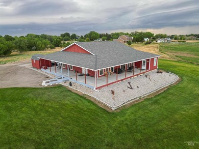 Welcome to your ultimate 14.25-acre fully fenced property - photo 2
