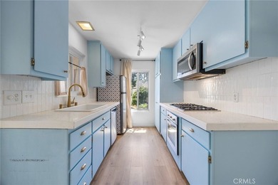 Beautifully upgraded upper-level condo in the FHA-approved - photo 9