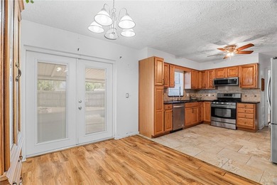 LARGE CORNER LOT with fenced in back yard and a beautiful - photo 7