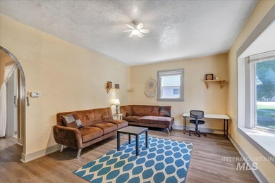 Very clean 3-bedroom, 1-bath home in a quiet neighborhood near - photo 3