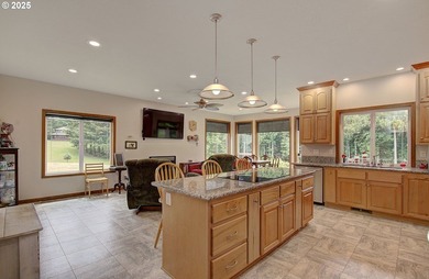 Pristine one level Executive Home with an out of this world Shop - photo 18