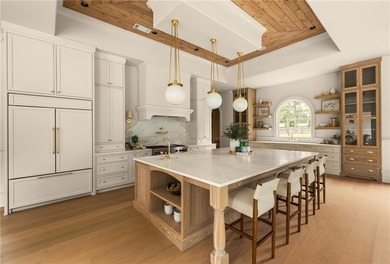 Exquisitely crafted by Savage Family Homes, this exceptional - photo 2