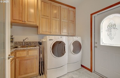 Pristine one level Executive Home with an out of this world Shop - photo 34