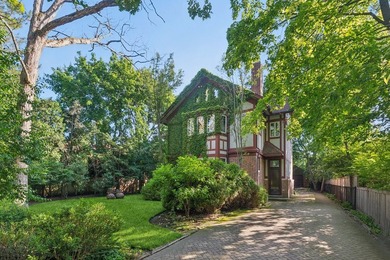Magnificent Tudor residence in prime East Glencoe, beautifully - photo 1
