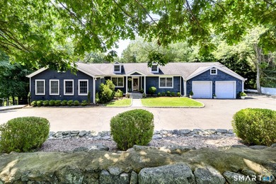 Welcome to this sun-filled ranch offering breathtaking - photo 1