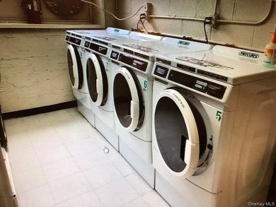 A Lovely ,sunny.well maintained 1 bedroom ,1 bathroom ,galley - photo 8