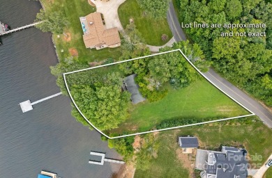 Lake Home ActiveUnderContr in Mooresville, North Carolina