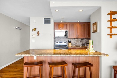 Front-row Hotel Zoned vacation rental approved beach condo in - photo 12