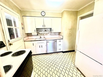 Cape-style home set on a 65x100 lot, offering 3 bedrooms and 2 - photo 5