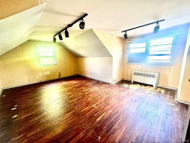 Cape-style home set on a 65x100 lot, offering 3 bedrooms and 2 - photo 10