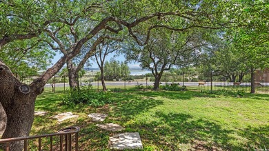 Welcome to this beautifully maintained, single-story Texas Hill - photo 3
