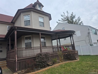 This meticulously maintained house has Victorian style's - photo 36