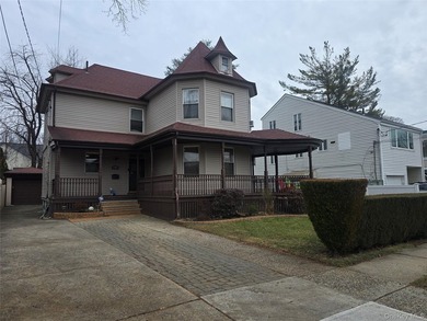 This meticulously maintained house has Victorian style's - photo 39