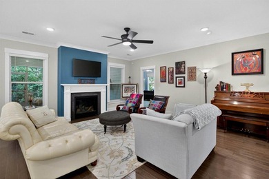 Leave the hustle & bustle of the city behind & come home to - photo 9