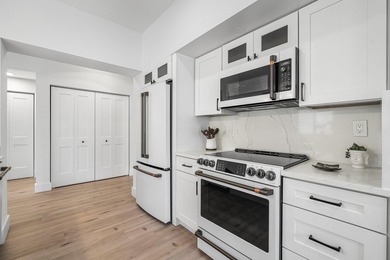Absolutely stunning designer renovated condo in the heart of - photo 12