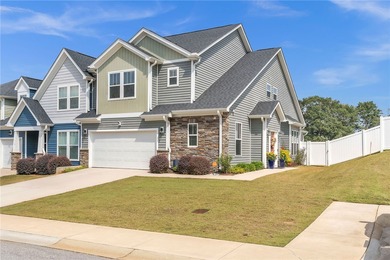 Just over 20 minutes to Downtown Greenville!! This townhome sits